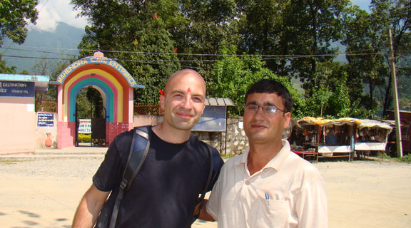 Kathmandu Pokhara River and Wildlife Tour Paolo getting ready for click