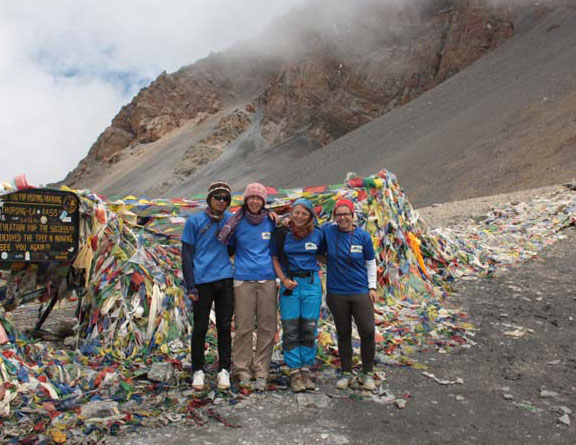 Three Women at Annapurna Circuit Trek Clara Chamizo Liñán,Verónica Nicola,Laurence Williams with guide
