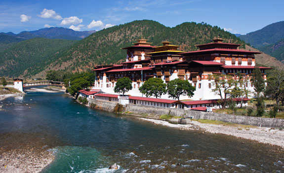 Punakha-Dzong,-located-at-the-confluence-of-the-Pho-Chhu-(father)-and-Mo-Chhu-(mother)-rivers