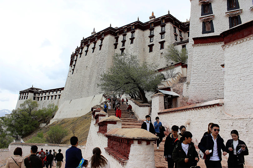 Young Graduates in Tibet Tour after receiving travel as a graduation gift