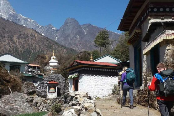 How many days to trek to Everest Base Camp? Tourists on their way to the everest base camp trek
