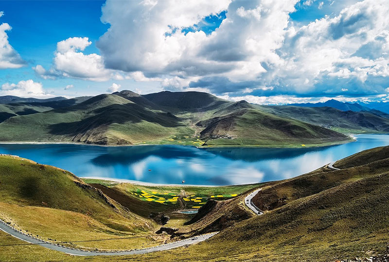 Scenery during the best time to visit Yamdrok Tso Lake