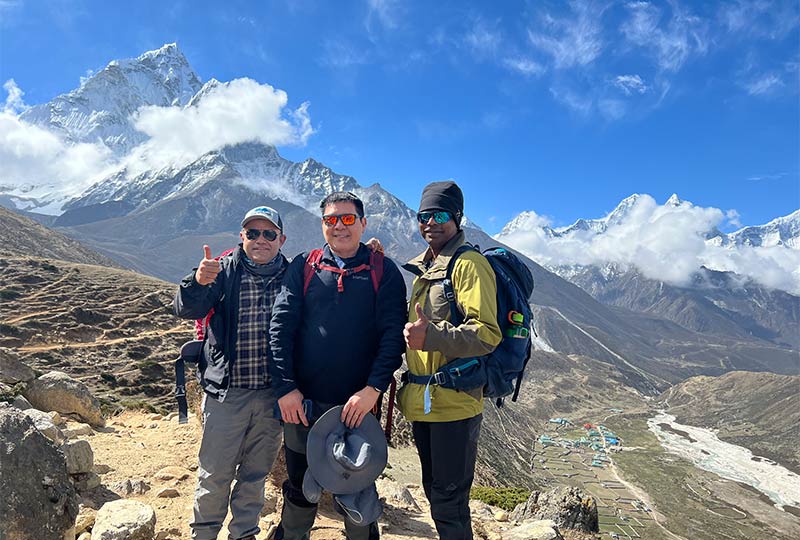 Guests on the way to the Everest Base Camp