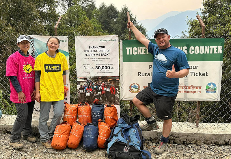 Himalayan Glaceir Guest carrying their waste back from EBC