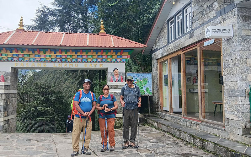 Guests on the everest base camp trail